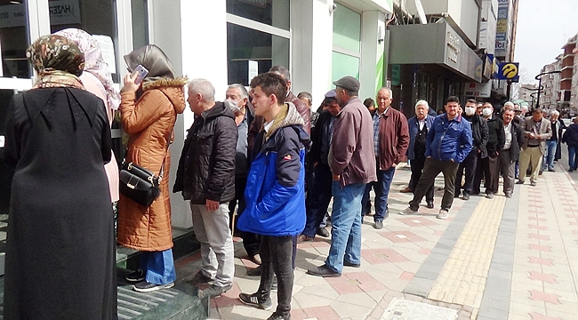 BANKA ÖNLERİNDE METRELERCE KUYRUK OLUŞTU