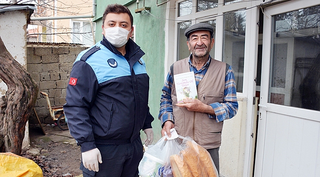 BAŞKAN BOZKURT YAŞLILARA KİTAP HEDİYE EDİYOR