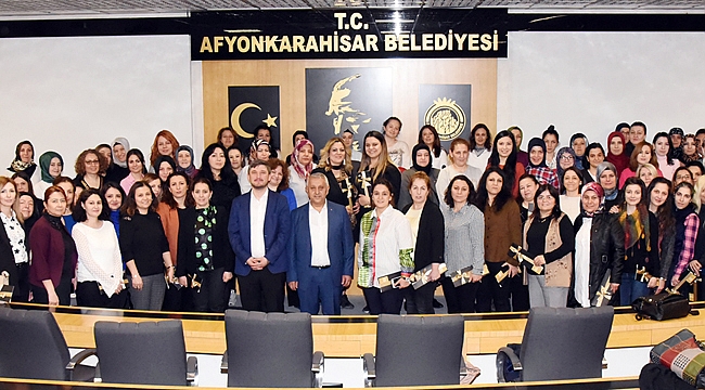 BAŞKAN ZEYBEK KADIN PERSONELİNİ UNUTMADI