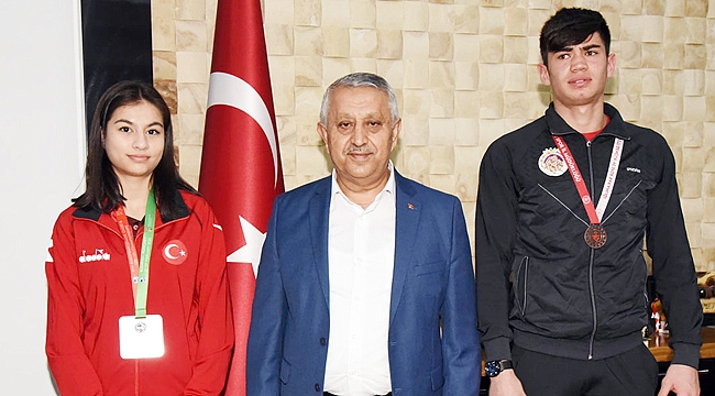 BAŞKAN ZEYBEK ŞAMPİYONLARI AĞIRLADI