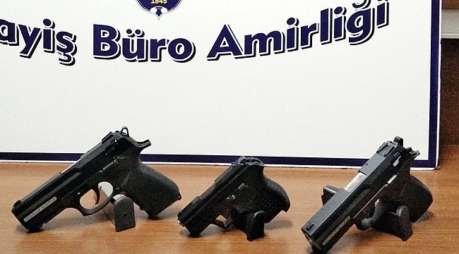 DURDURULAN ARAÇTA 3 SİLAH ELE GEÇİRİLDİ