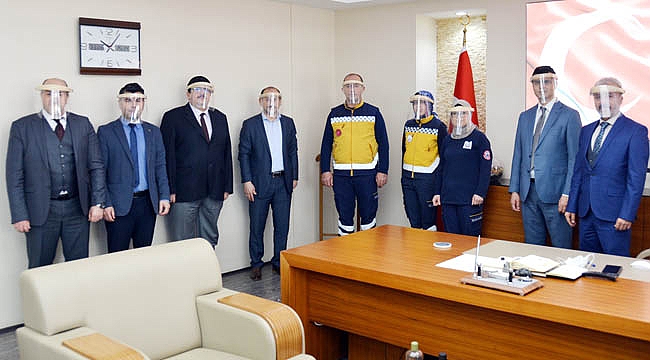 GENÇLERDEN SAĞLIKÇILARA SİPERLİKLİ MASKE