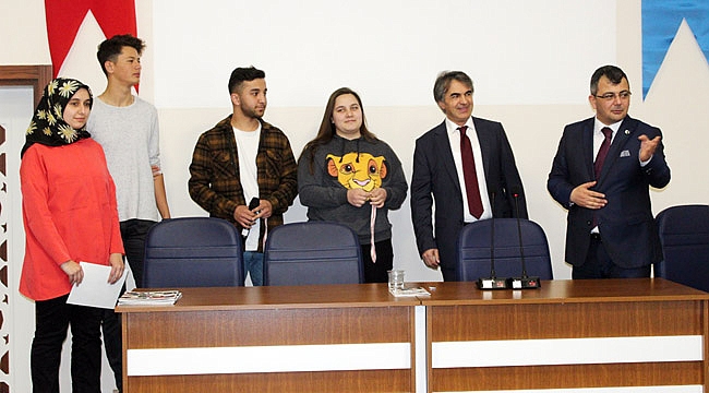 GENÇLERE YÖNELİK PROJELERİNİ ANLATTI