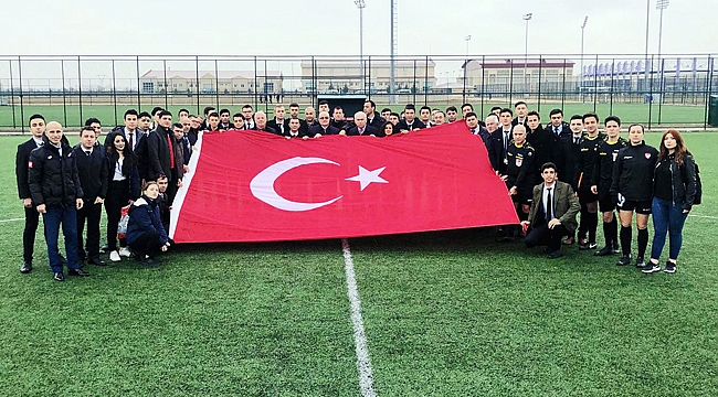 HAKEM VE GÖZLEMCİLERDEN ŞEHİTLERİMIZE SAYGI DURUŞU