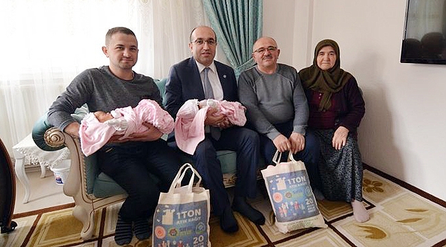 İKİZ BEBEKLERİN İLK HEDİYESİ BELEDİYEDEN