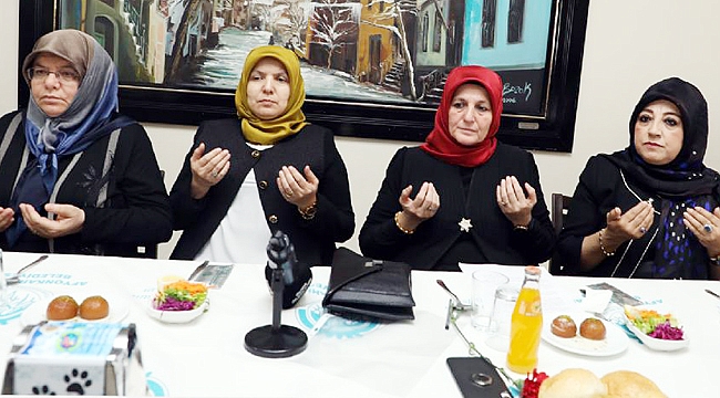 KADINLAR YEMEKTE BULUŞTU