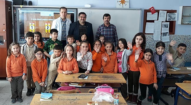 MİNİK ÖĞRENCİ OKURLARINA KİTABINI İMZALADI