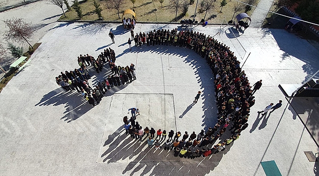 ÖĞRENCİLERDEN AY YILDIZLI KOREOGRAFİ