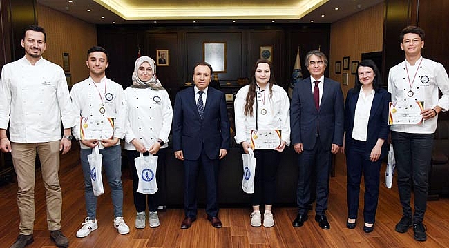 REKTÖR KARAKAŞ MADALYA ALAN ÖĞRENCİLERİ KUTLADI