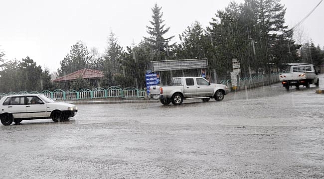 ŞUHUT’TA ŞİDDETLİ YAĞMUR VE DOLU YAŞAMI OLUMSUZ ETKİLEDİ