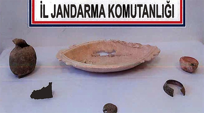 TARİHİ HEYKELLERLE YAKALANDI
