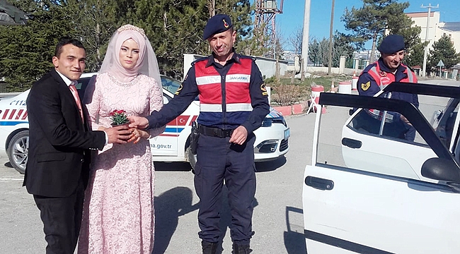 TRAFİK EKİPLERİ KADINLARI UNUTMADI
