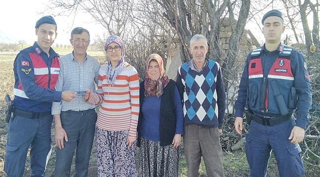 YOLCU OTOBÜSÜNDE CEP TELEFONUNU ÇALDILAR