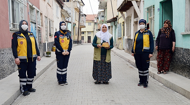 112 EKİPLERİ, NAZİK NİNENİN DOĞUM GÜNÜNÜ KUTLADI