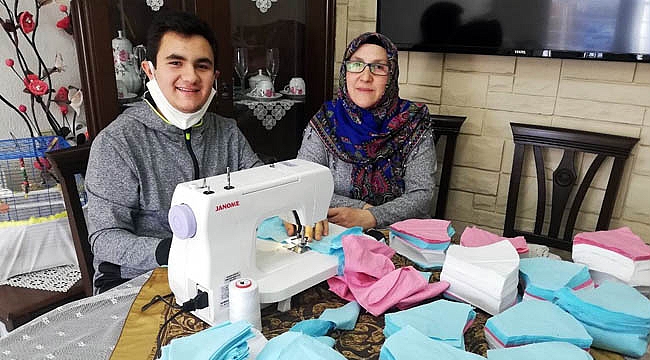 ANNE OĞUL MASKE İÇİN MAKİNE BAŞINDA