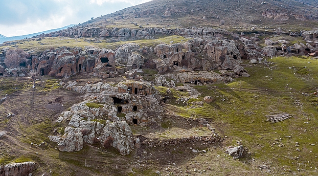 BİNİNLER FOTOĞRAF TUTKUNLARININ DİKKATİNİ ÇEKİYOR