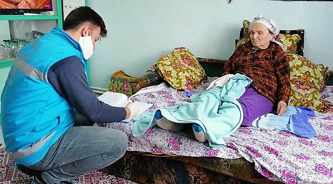 Bolvadin’deki yaşlıların emekli maaşları evlerinde ödeniyor