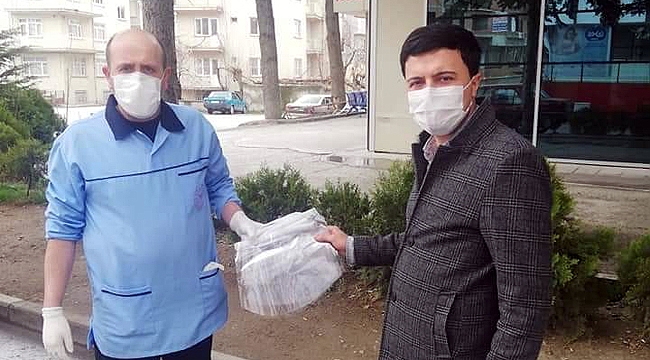 KENDİ ÜRETTİĞİ MASKELERİ İŞÇİLERE DAĞITTI