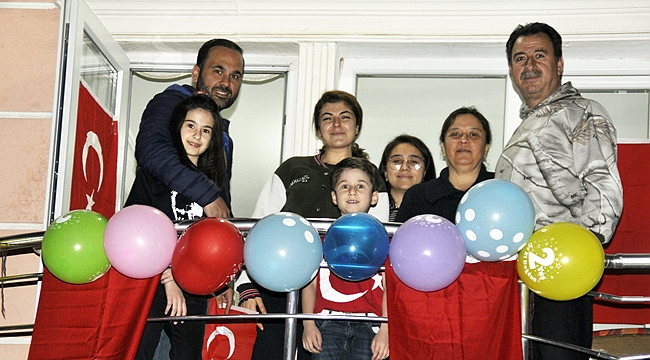 MİNİK ÖĞRENCİLER EVLERİNDE, ESNAF İŞYERİNDE 23 NİSAN'I KUTLADI