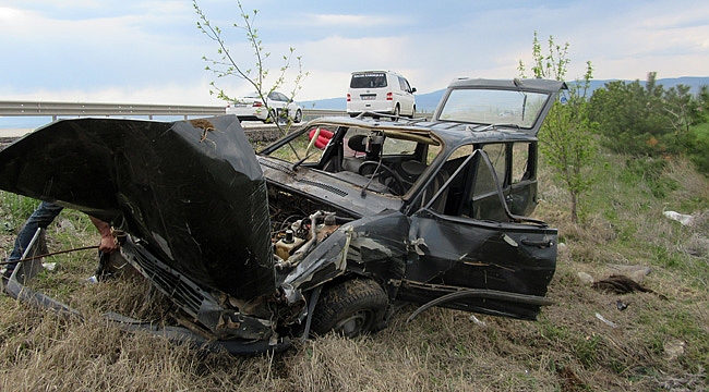 OTOMOBİL ŞARAMPOLE DEVRİLDİ
