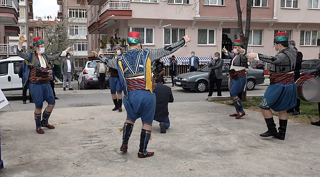 SAĞLIK ÇALIŞANLARINA MORAL İÇİN "ZEYBEK" GÖSTERİSİ