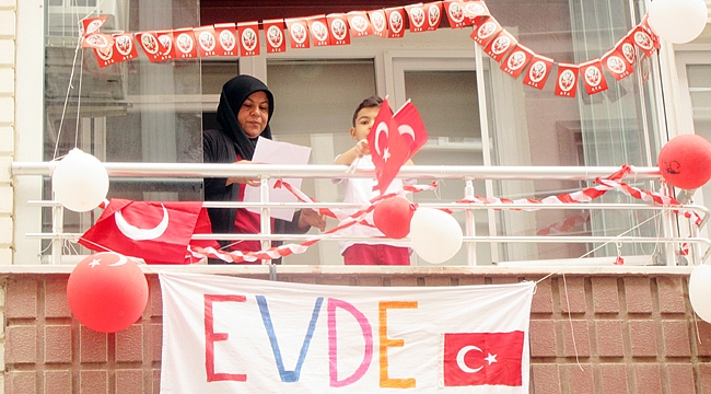 SANDIKLI'DA 23 NİSAN BALKONLARDA KUTLANDI