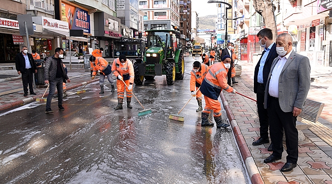 SOKAKLAR KÖPÜKLÜ SU İLE YIKANIYOR