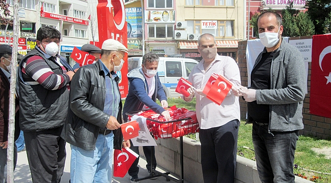 TÜRK BAYRAĞI DAĞITTILAR