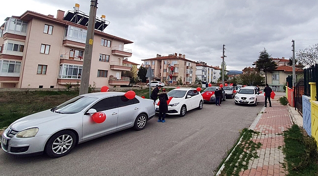 VELİLERDEN KONVOYLU KUTLAMA