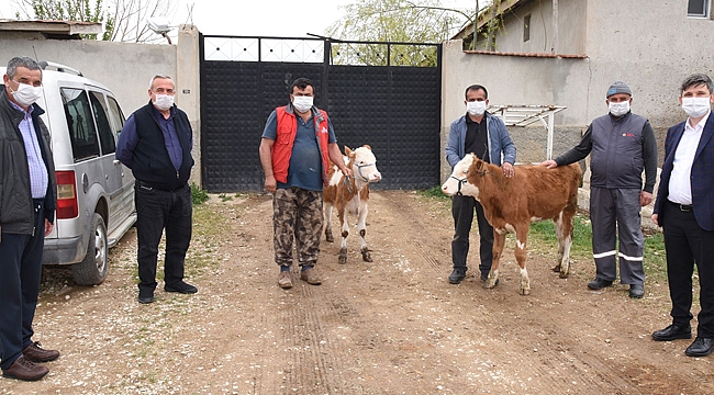YARDIM KAMPANYASINA HAYVANLARINI SATARAK BAĞIŞTA BULUNDULAR