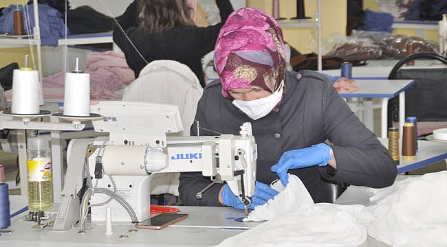 YENİ AÇILAN FABRİKA SAĞLIK ÇALIŞANLARI İÇİN MASKE ÜRETİYOR