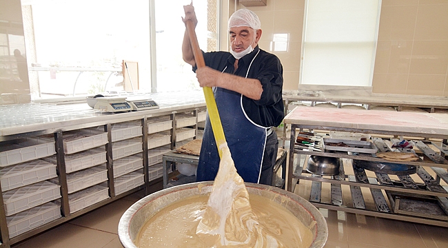 88 yıldır aynı yöntemle “kürek helva” yapıyorlar