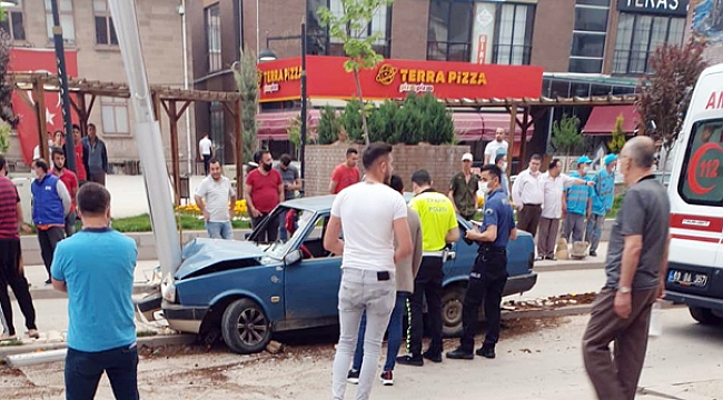 AYDINLATMA DİREĞİNE ÇARPTI: 2 YARALI
