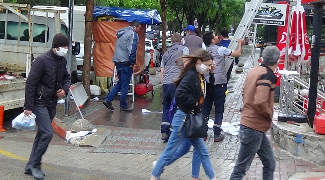 Bayram öncesi sokağa çıkan gençler, arkadaşlarıyla buluştu