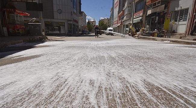 CADDELER KÖPÜKLÜ SUYLA YIKANIYOR