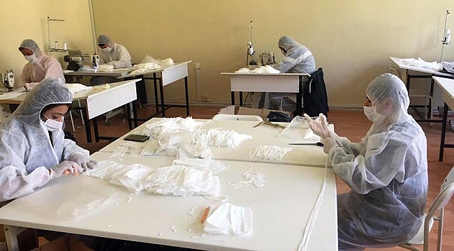 DİNAR MYO’DAN GÜNLÜK 5 BİN MASKE ÜRETİMİ YAPIYOR