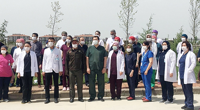 HEMŞİRELER HASTANE BAHÇESİNDE FİDAN DİKTİ