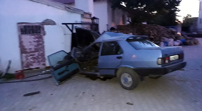 KAHVEHANENİN DUVARINA ÇARPAN OTOMOBİLİN SÜRÜCÜSÜ ÖLDÜ