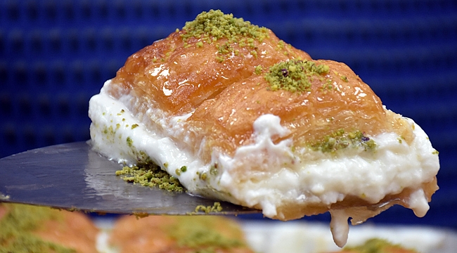 MANDA KAYMAKLI BAKLAVA SOFRALARI SÜSLÜYOR