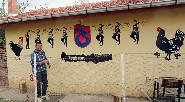 MEMLEKET HASRETİ DUVARLARA YANSIDI