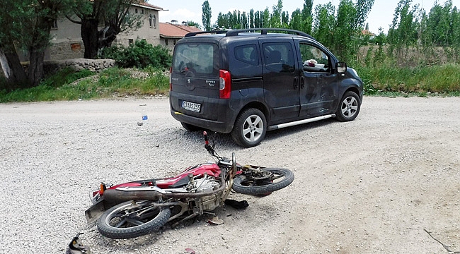 MOTOSİKLET İLE OTOMOBİL ÇARPIŞTI: 1 YARALI