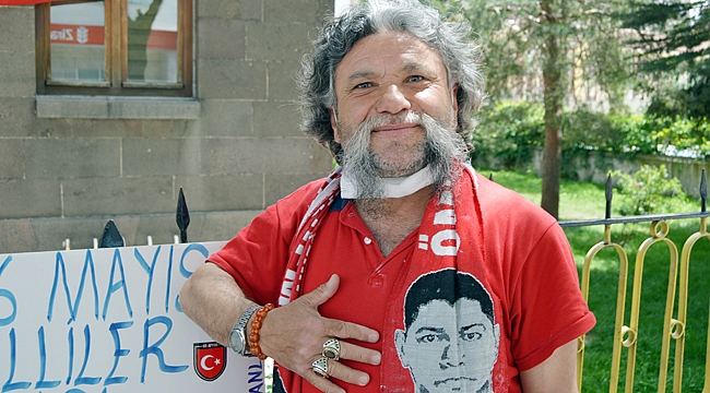 PALA DAYI GÜNDEMİ YANSITAN PANKARTLARIYLA DİKKAT ÇEKİYOR