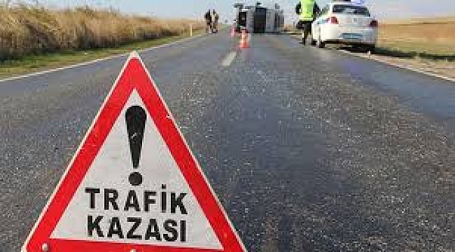 ELEKTRİK DİREĞİNE ÇARPAN SÜRÜCÜ ÖLDÜ