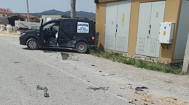 İKİ OTOMOBİL ÇARPIŞTI