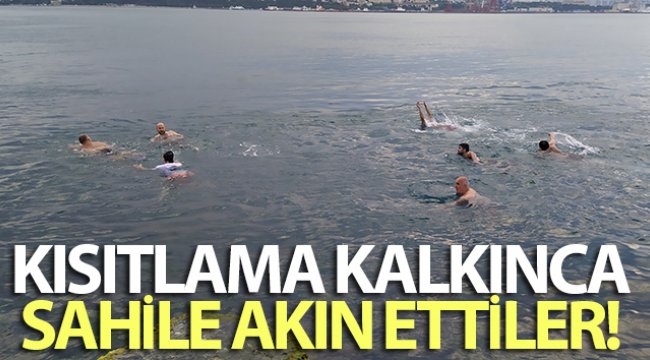 Kısıtlama kalkınca sahile akın edip denize girdiler