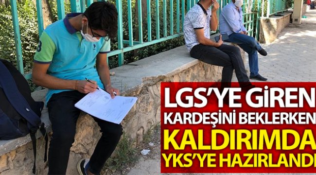 LGS’ye giren kardeşini beklerken kaldırımda YKS’ye hazırlandı