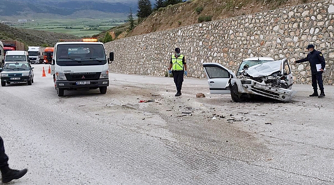 MİNİBÜS OTOMOBİL İLE ÇARPIŞTI: 2 ÖLÜ 8 YARALI