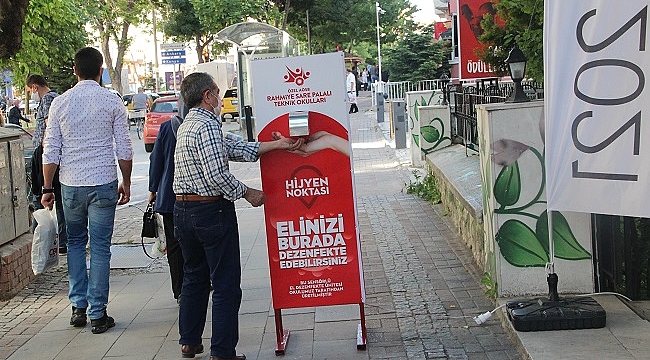 ÖĞRENCİLERİN GELİŞTİRDİĞİ CİHAZLAR VATANDAŞLARIN DEZENFEKTAN İHTİYACINI KARŞILIYOR
