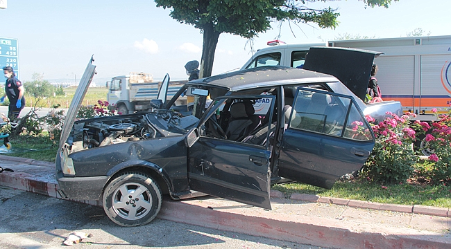 OTOMOBİL İLE KAMYON ÇARPIŞTI: 5 YARALI