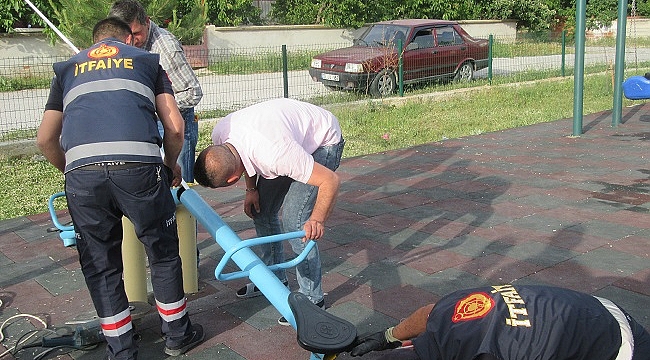 TAHTEREVALLİYE SIKIŞAN YAVRU KEDİYİ İTFAİYE KURTARDI